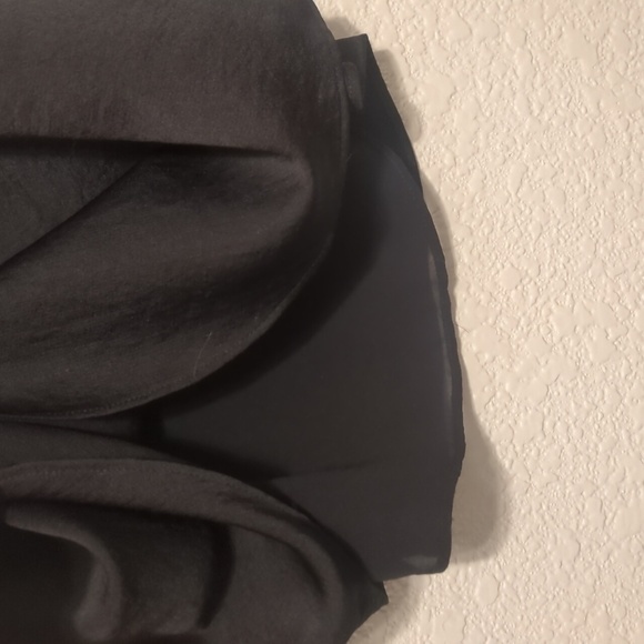 Express women's black satin loose fitting sleeveless tank top 📸 - Picture 4 of 10